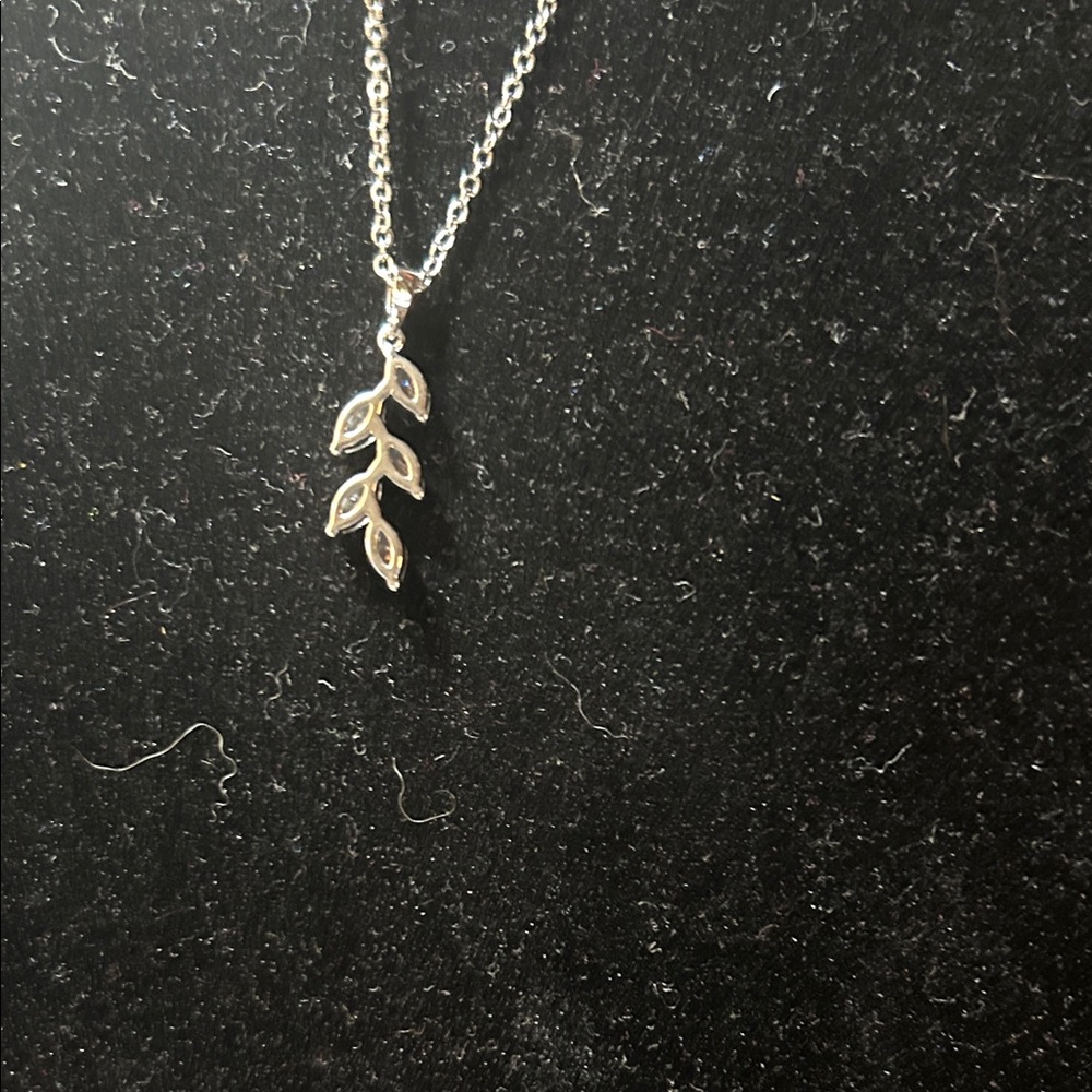 Elegant Silver Leaf Pendant Necklace - Picture 4 of 4